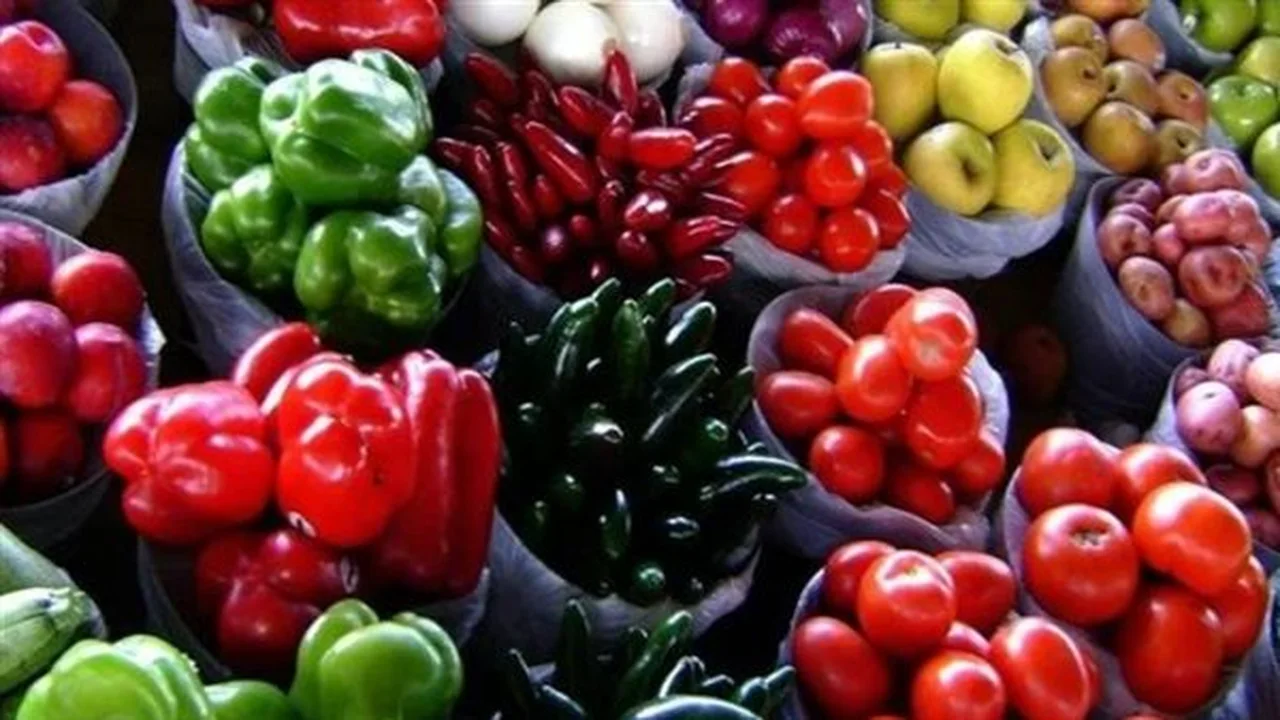 تغيرات الأسعار.. استقرار المحاصيل الأساسية بالمنافذ بينما ترتفع تكلفة بعض الورقيات اليوم